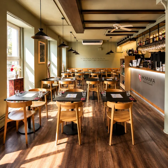 Tische und Bar im AKARAKA